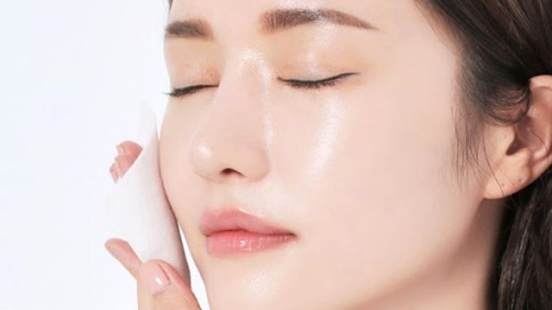 Hada Labo: Sữa rửa mặt đa năng.