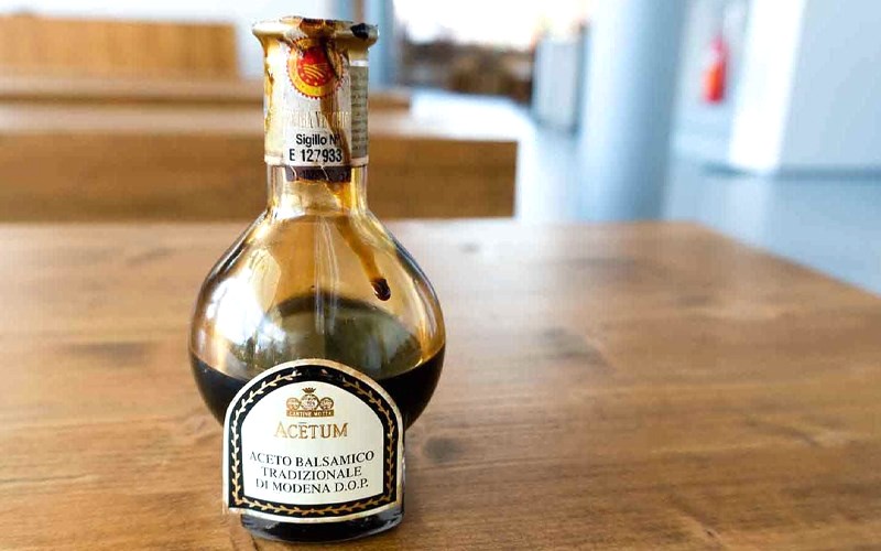 Giấm Balsamic: Nho lên men, màu nâu đậm.