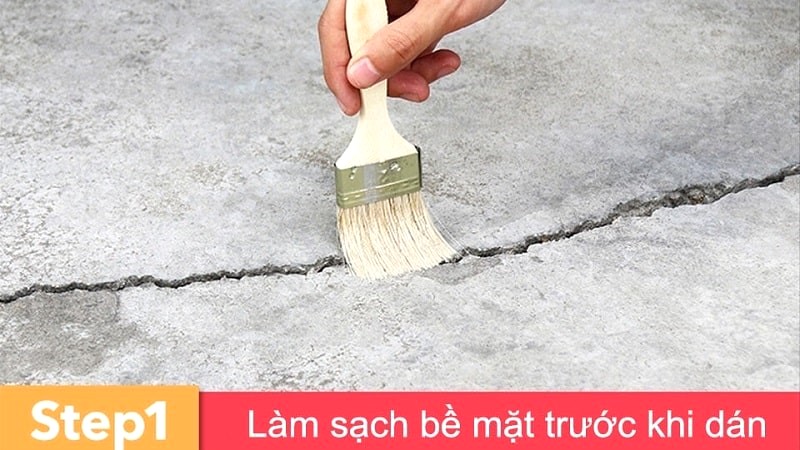 Làm sạch bề mặt trước khi dán băng keo.