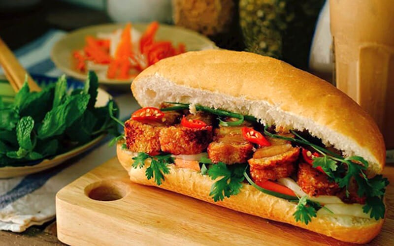 Bánh mì heo quay thơm ngon cho bữa sáng.