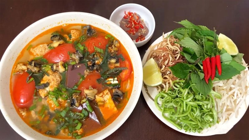 Bún riêu ốc đậm đà, ngon đơn giản.