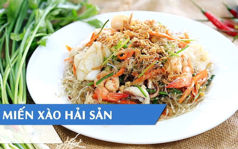 Miến xào hải sản tơi ngon, không dính: Luộc miến chín mềm, xào nhanh lửa.