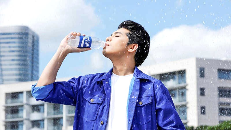 Pocari Sweat: Bù nước, chống nắng.