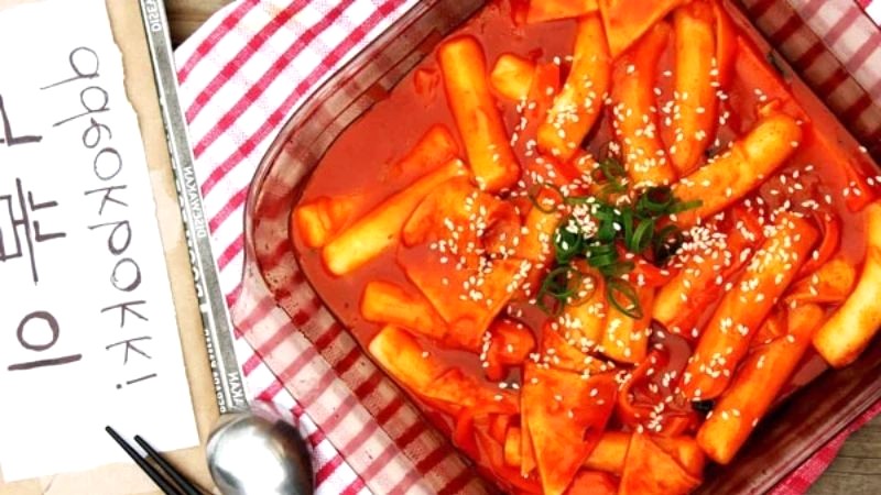 Bánh gạo tokbokki Hàn Quốc siêu ngon từ cơm nguội.