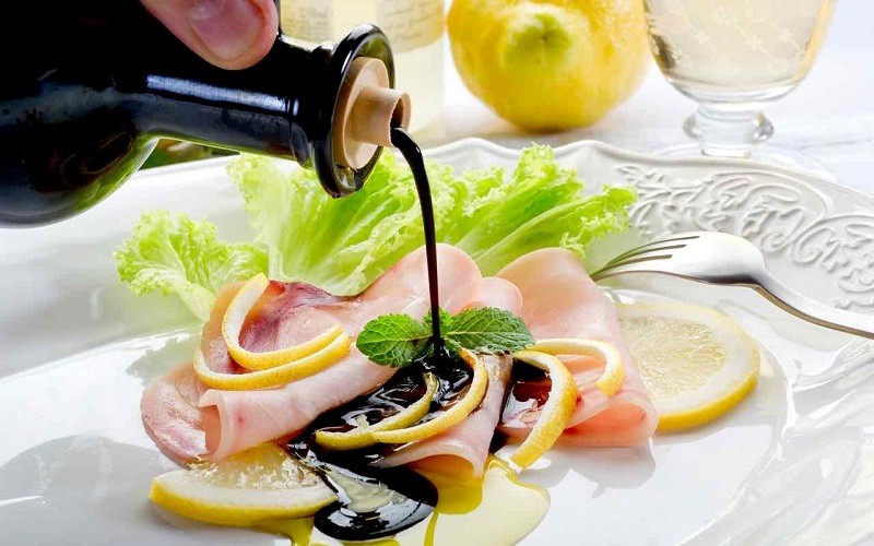 Giấm Balsamic, gia vị hoàn hảo cho nhiều món ăn.