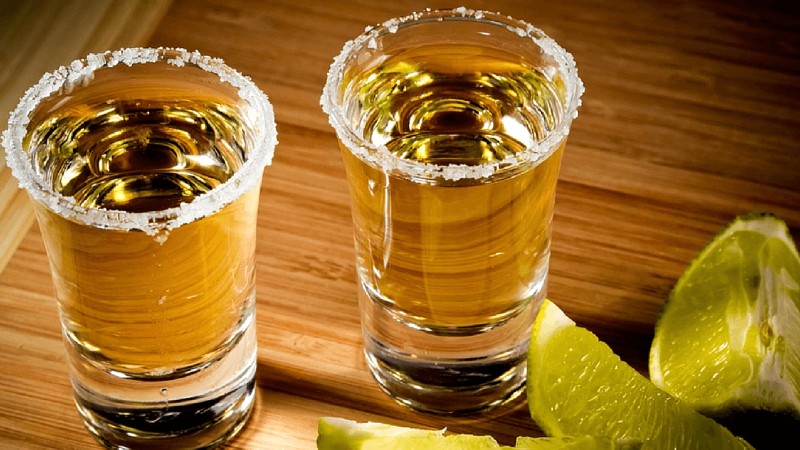 Uống tequila với chanh và muối