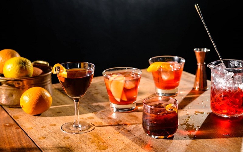 Uống bia rượu, hạn chế cocktail có caffeine.