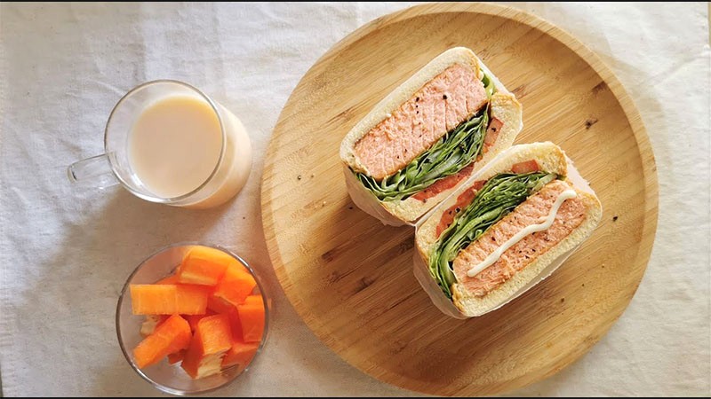 Sandwich cá hồi độc lạ