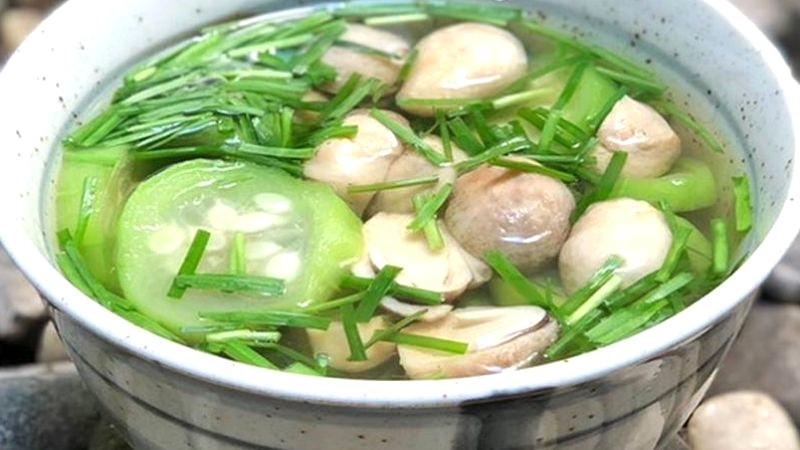 Canh mướp hẹ: ngọt, thơm, mát.