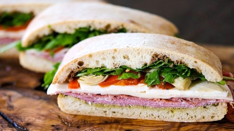 Sandwich kẹp Salami