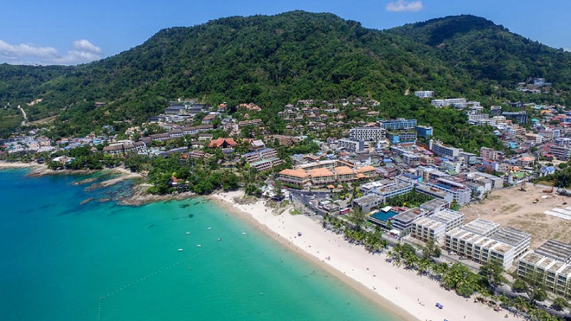 Bãi biển Patong thu hút du khách đến Phuket.