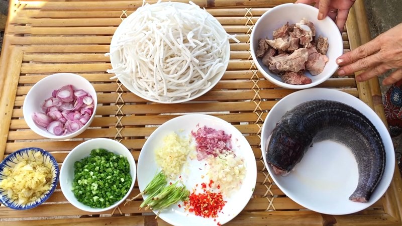 Bánh canh cá lóc: Cá lóc, bún, nước dùng