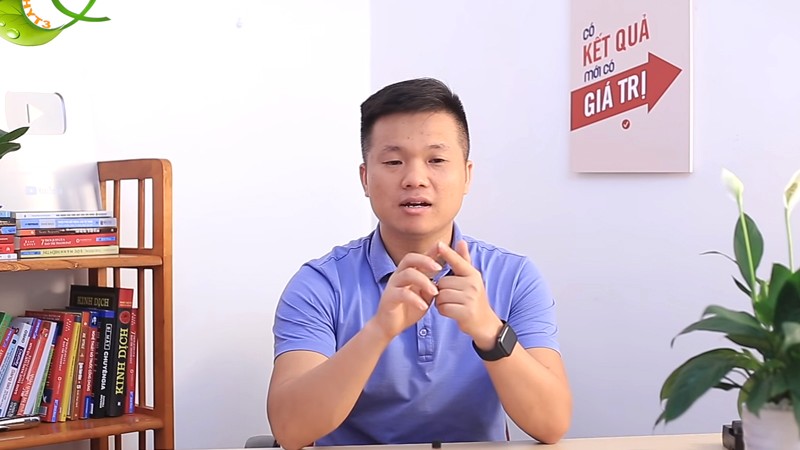 Xoa nóng dầu gió bằng hai ngón tay.