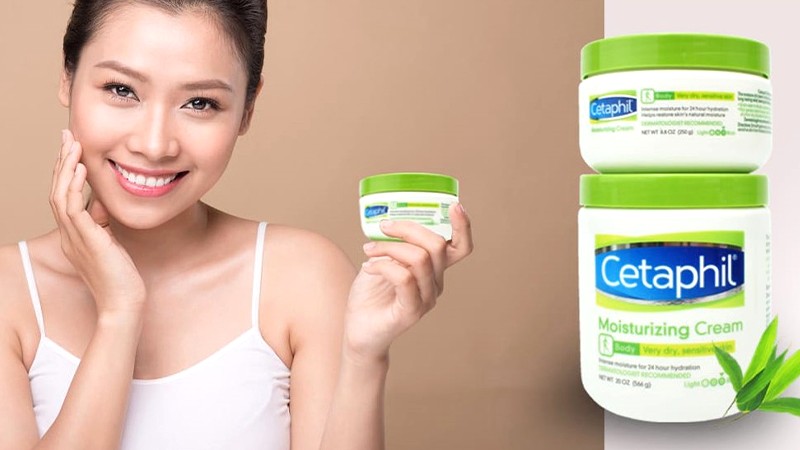 Người phụ nữ dùng kem Cetaphil