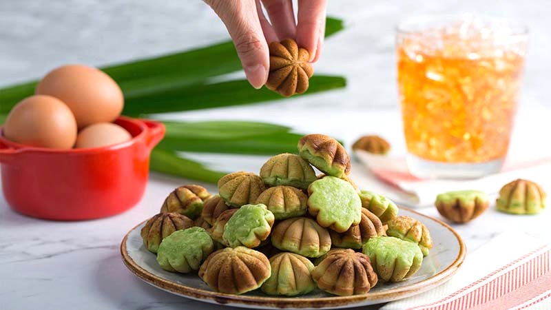 Bánh dừa lá dứa (Khanom Tom Bai Toey)