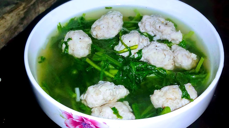 Canh rau tần ô nấu giò sống