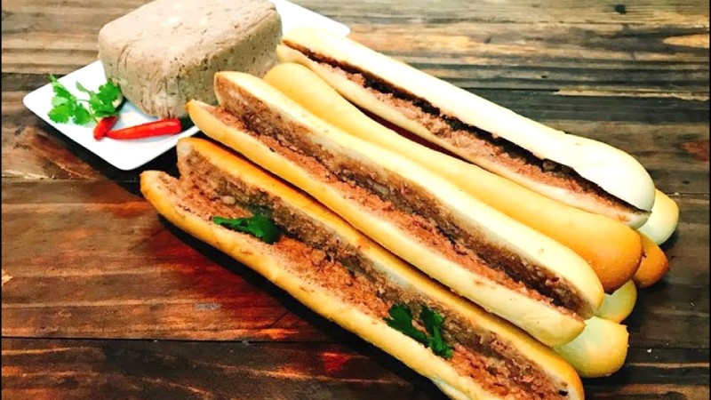 Bánh mì cay giòn thơm của Hải Phòng