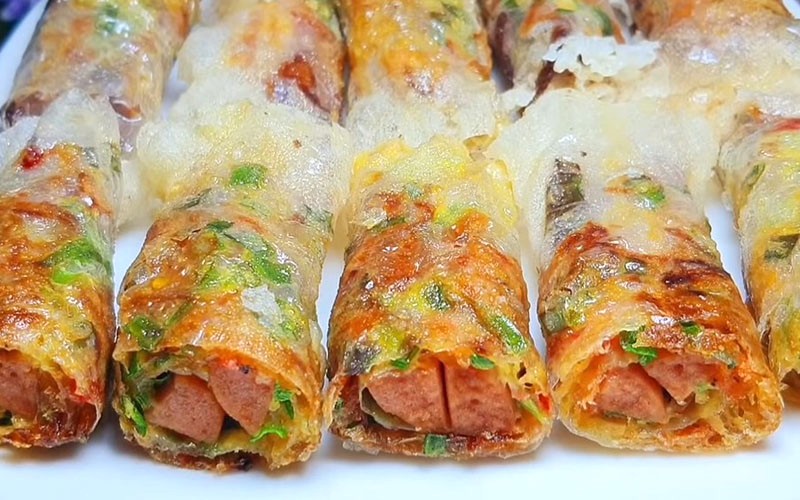 Bánh tráng cuộn cơm nguội chiên