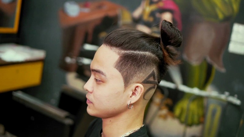 Tóc top knot đơn giản, điểm nhấn là phần tóc mái và đỉnh đầu dài.