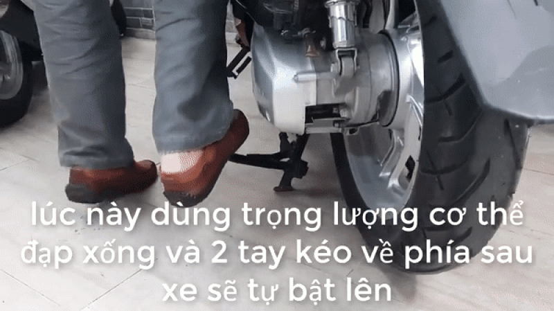 Đạp chân phải, đứng dậy.