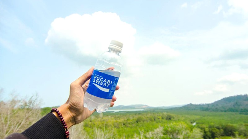 Pocari: Bù nước, phục hồi năng lượng.