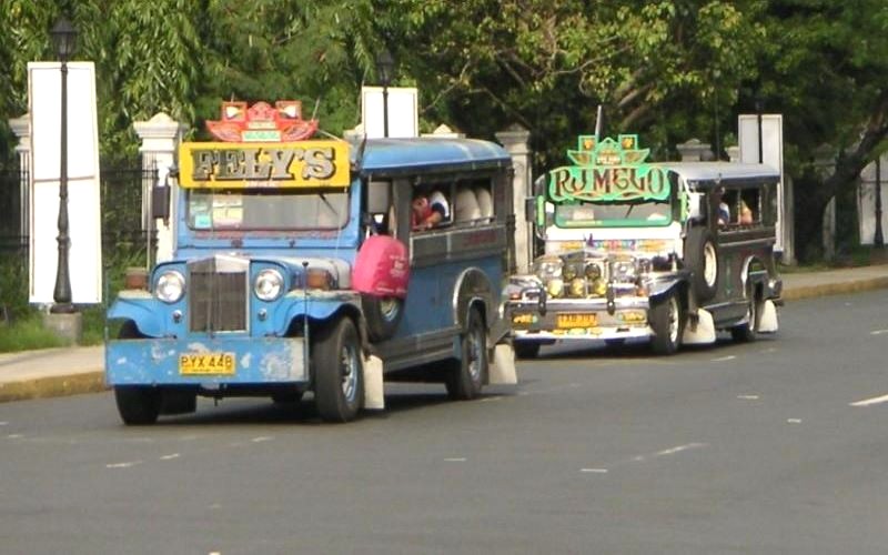 Khám phá Manila bằng xe jeepney.