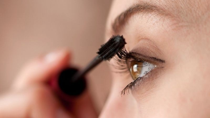 Chuốt mascara giúp mi cong hơn