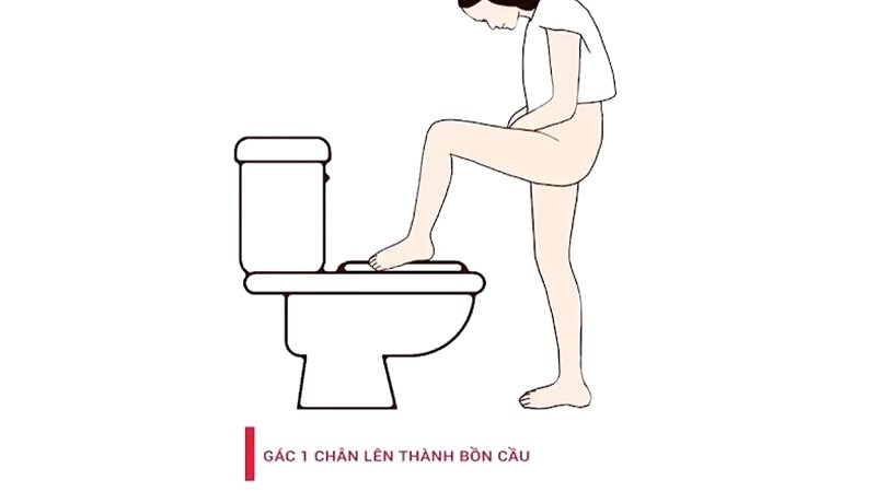 Để một chân lên thành bồn cầu