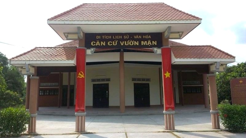 Bên ngoài cổng khu di tích Vườn Mận