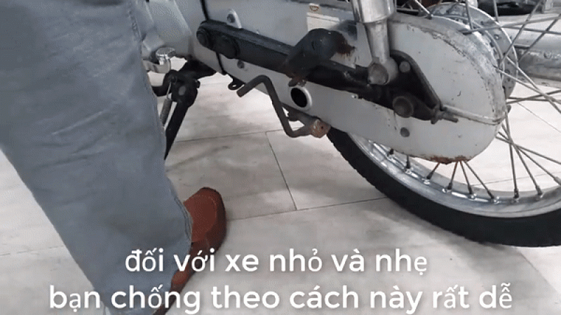 Dựng chống xe nghiêng.