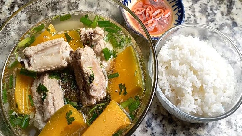 Nấu canh sườn heo bí đỏ