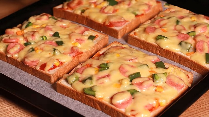 Pizza bánh mì lát vẫn ngon chẳng kém gì pizza truyền thống.