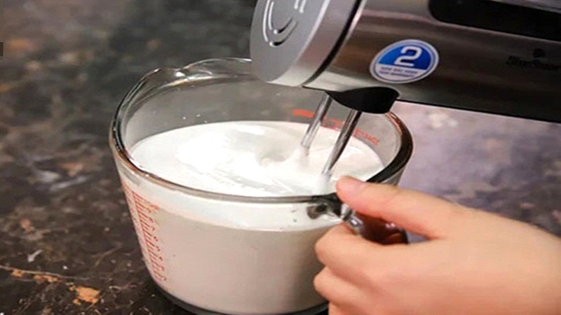 Đánh đều hỗn hợp milk foam