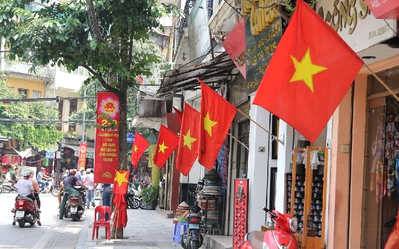 Cờ đỏ sao vàng tung bay rợp trời.