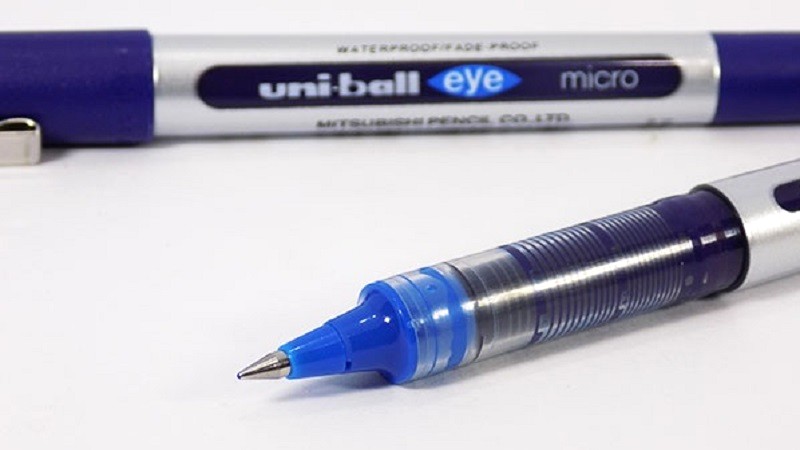 Bút bi Uniball 150 Eye Micro: Thiết kế tối giản.