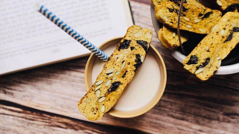 Bánh biscotti hợp với sữa tươi, sữa chua không đường.