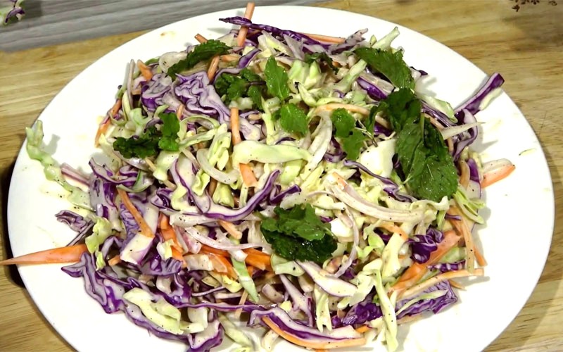 Salad bắp cải tím sốt mayo hấp dẫn.