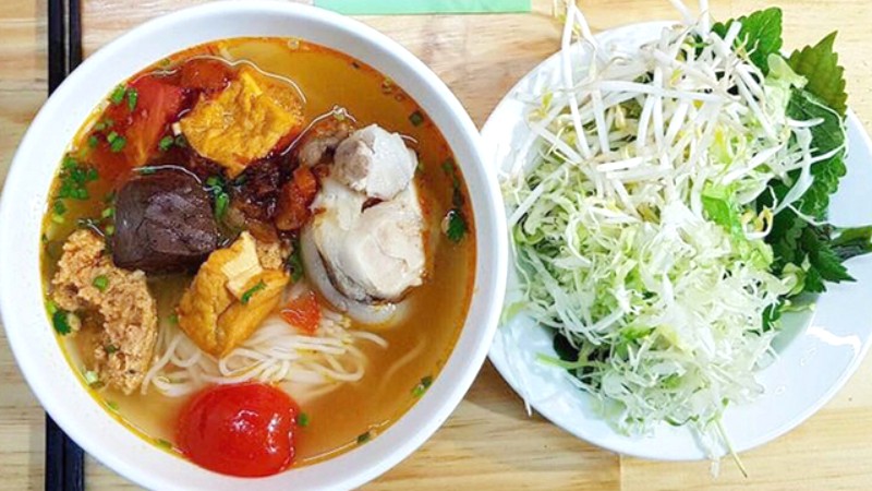 Bún riêu Bảo Lộc đầy đủ.