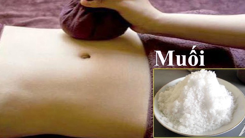 Massage muối rang bọc vải giảm mỡ bụng.