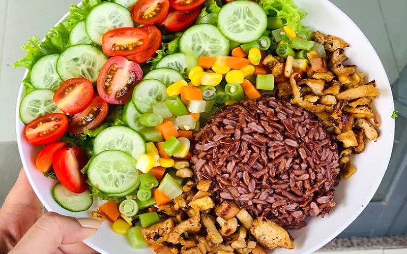 Cơm gạo lứt kèm salad rau củ