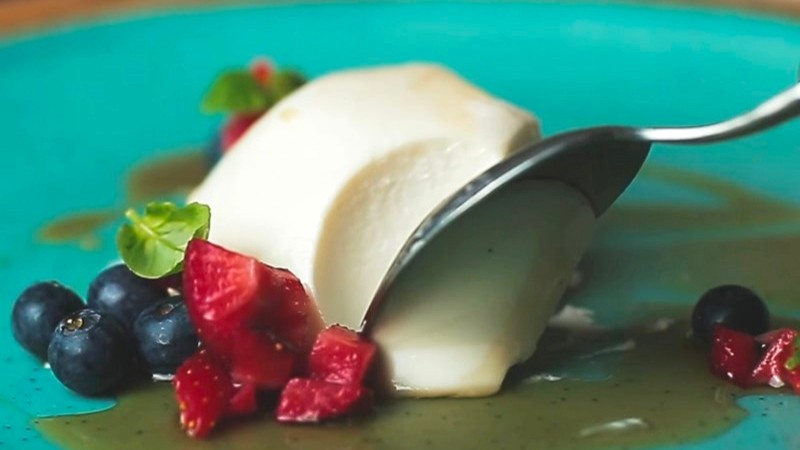 Thưởng thức panna cotta dừa