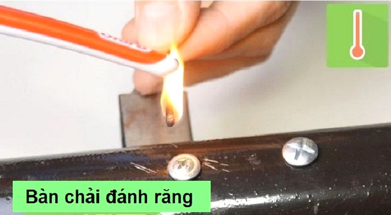 Dùng bàn chải đánh răng