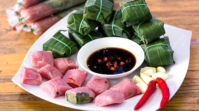 Nem chợ Huyện, chua chua hấp dẫn.