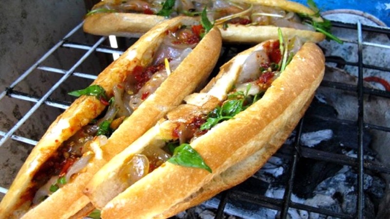 Bánh mì kẹp bột lọc Quảng Bình: Lạ mà quen!