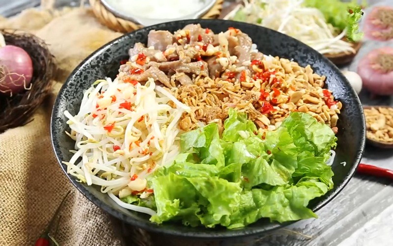 Món bún bò trộn chuẩn vị Nam Bộ