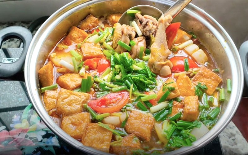 Thưởng thức bún gà chua ngọt