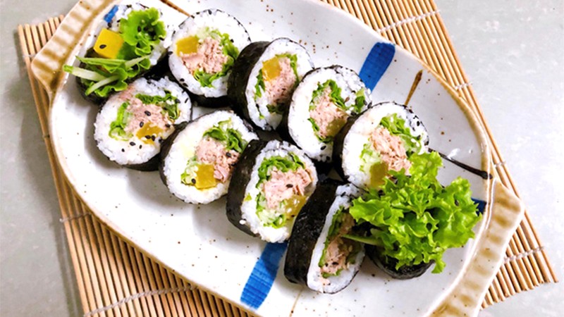 Kimbap cá ngừ hộp sốt mayonnaise