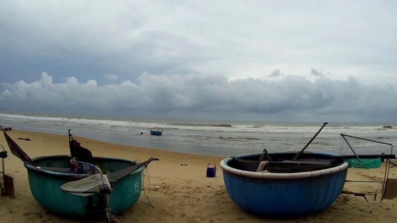 Bãi biển Thủy Tiên: hoang sơ, mộc mạc.