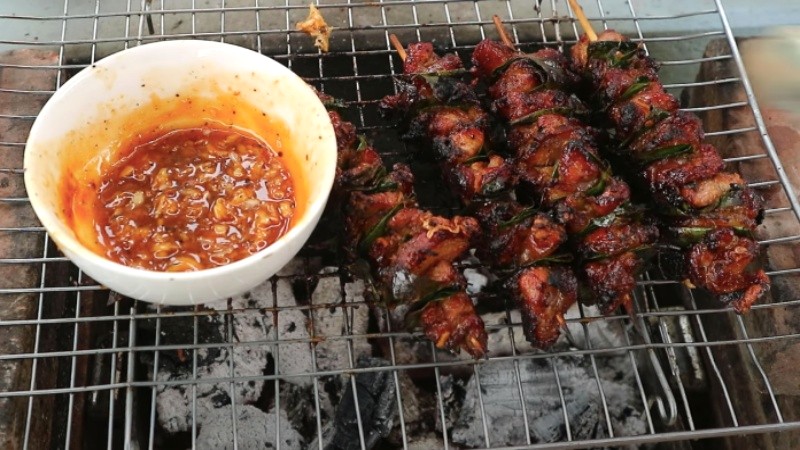thịt xiên lá móc mật bằng bếp than