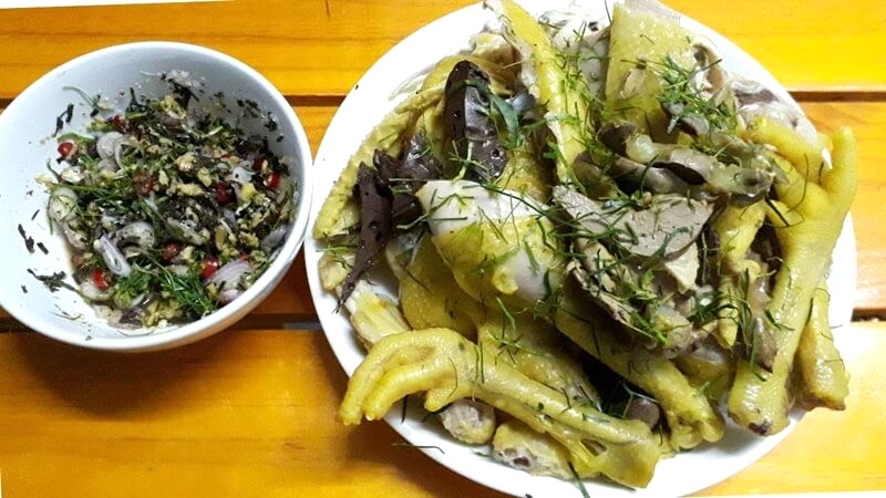 Nước chấm vịt luộc đậm đà, cay nồng.